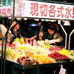 Echoppe de fruits au marché de nuit